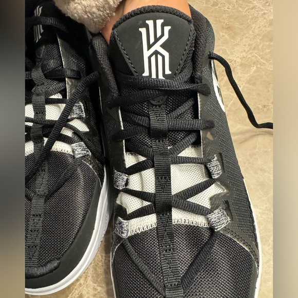 Nike Kyrie Flytrap 6 Basketball
Shoes - Picture 10 of 13
